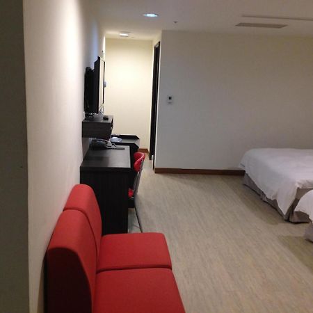 Big Bear Hotel Kaohsiung Exterior photo