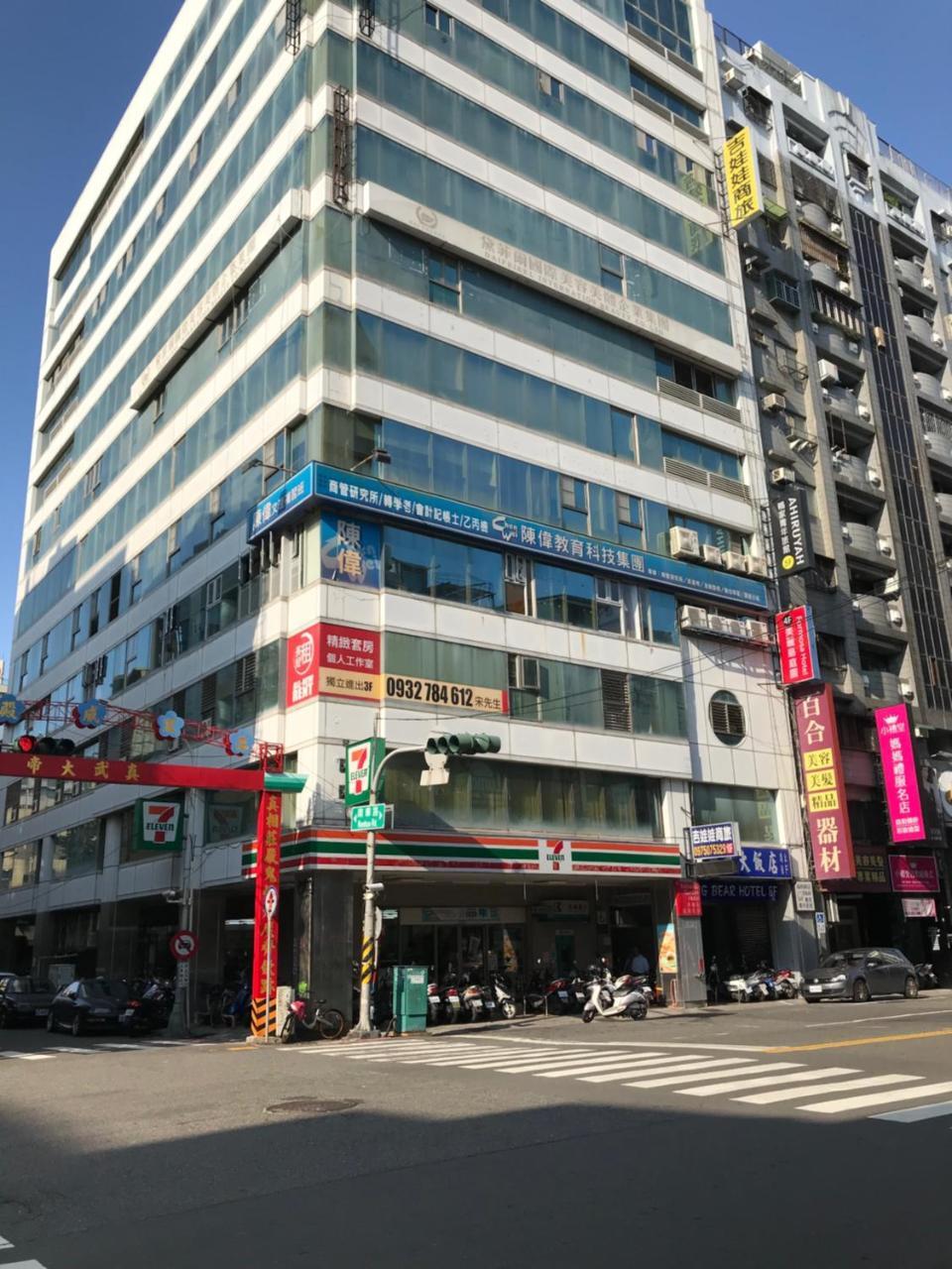 Big Bear Hotel Kaohsiung Exterior photo